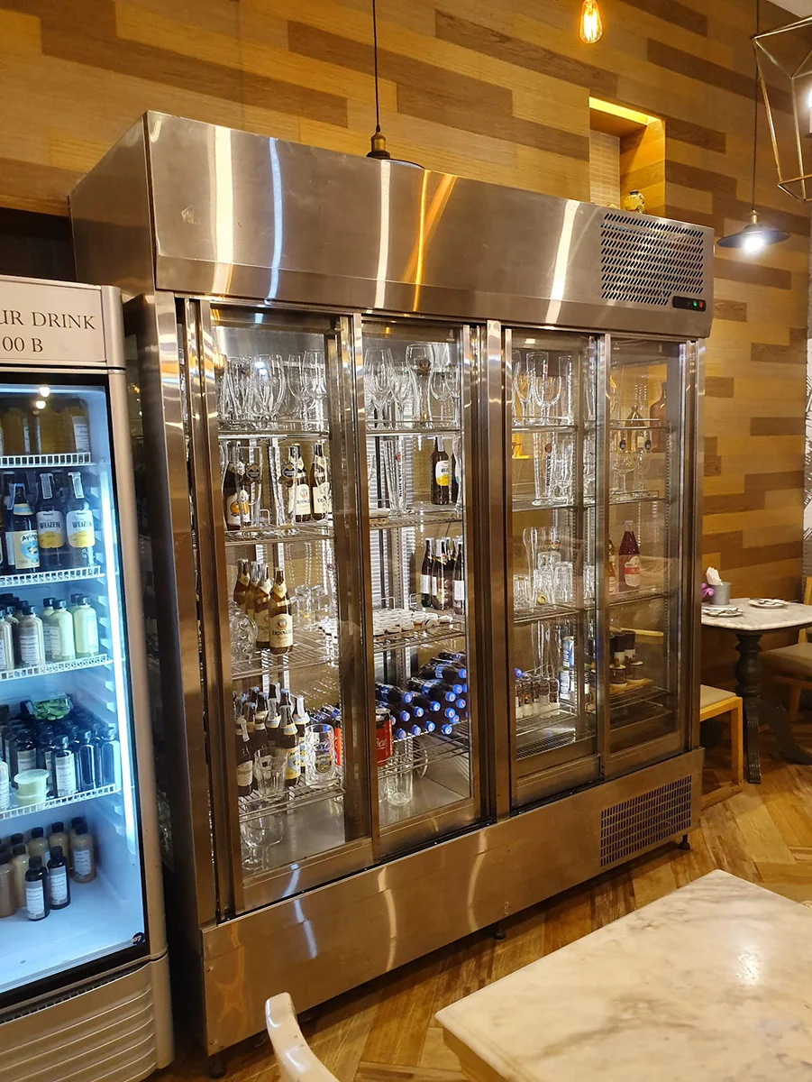 Beverage and glass display cabinet